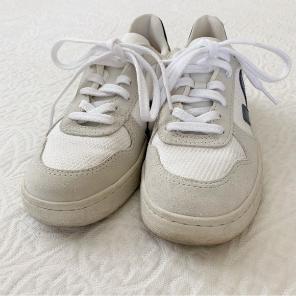 Veja Women's V-10‎ B-Mesh Sneakers - Picture 4 of 11